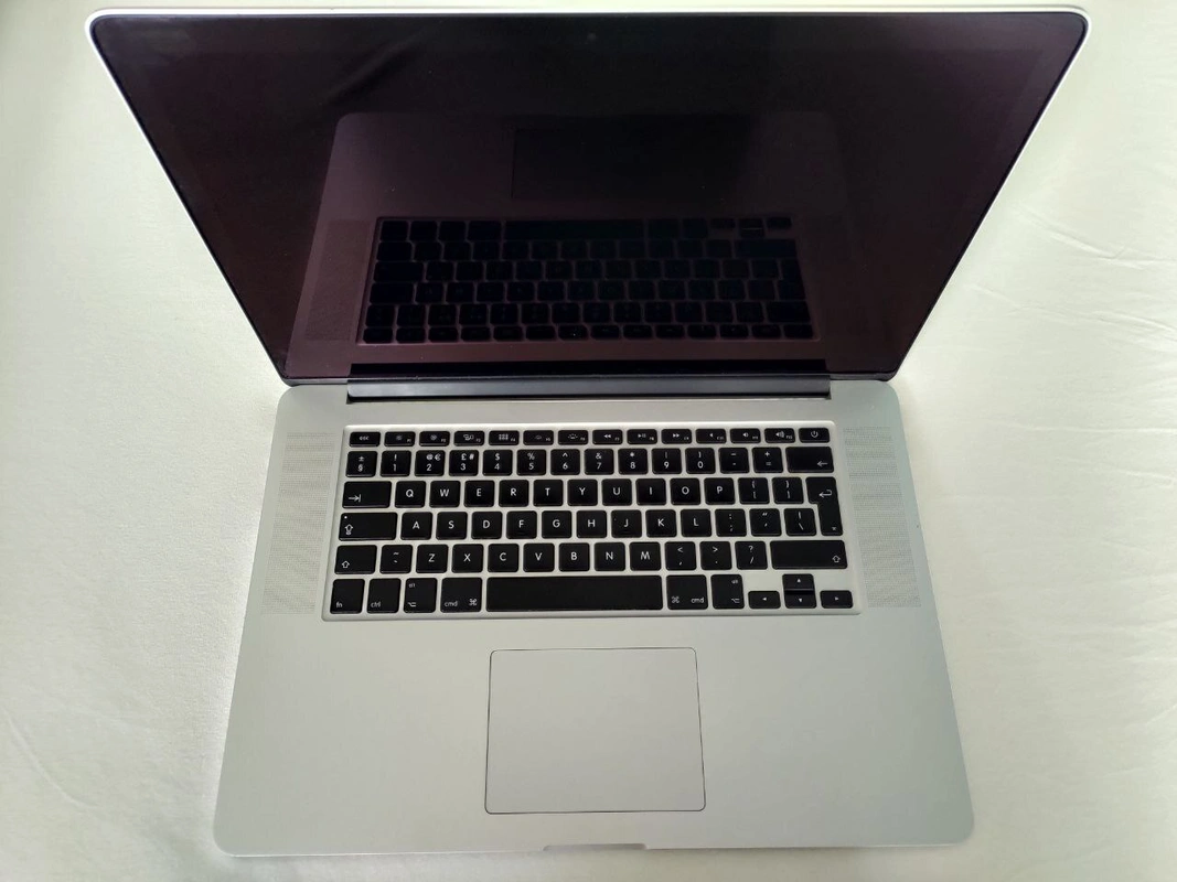 MacBook Retina Soyulması ve Lekelerin Temizlik Sonrası 1